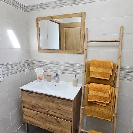 Дом отдыха Cocon Avec Velux Terrasse Et Barbecue *